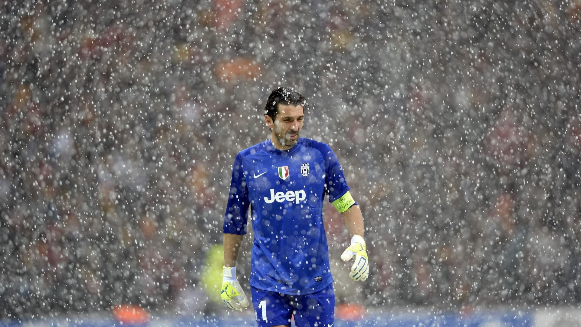 “青少年足球公益赛事广泛开展，推动体育普及”，青少年足球邀请赛